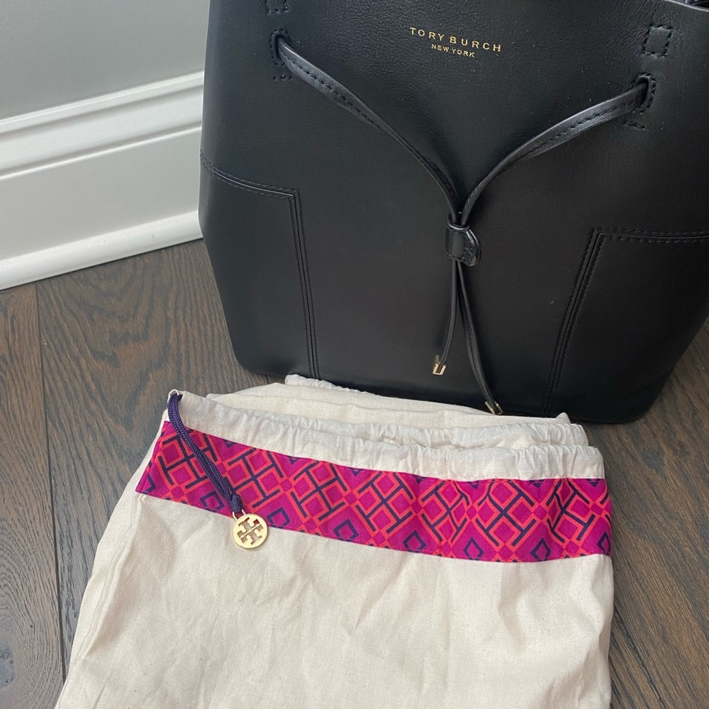 TORY BURCH BLOCK T BUCKET BAG